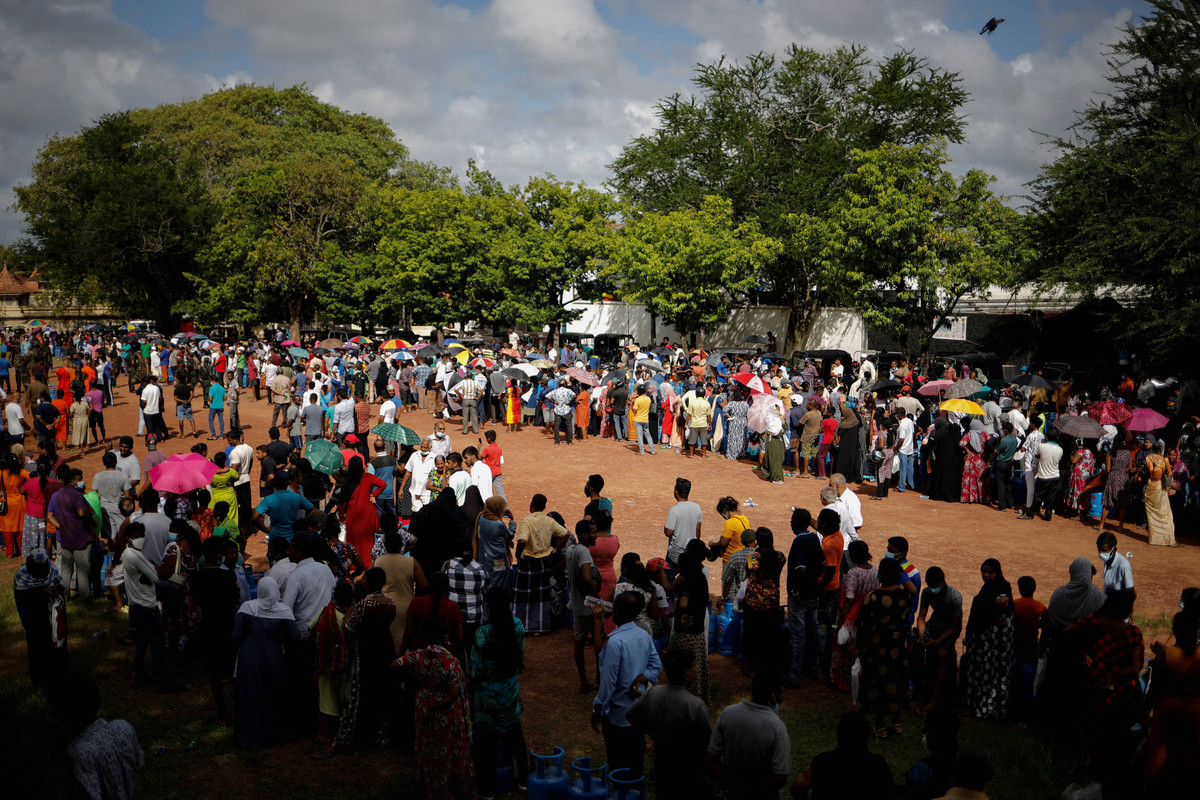 Hang nghin nguoi Sri Lanka xep hang dai mua xang, khi dot
