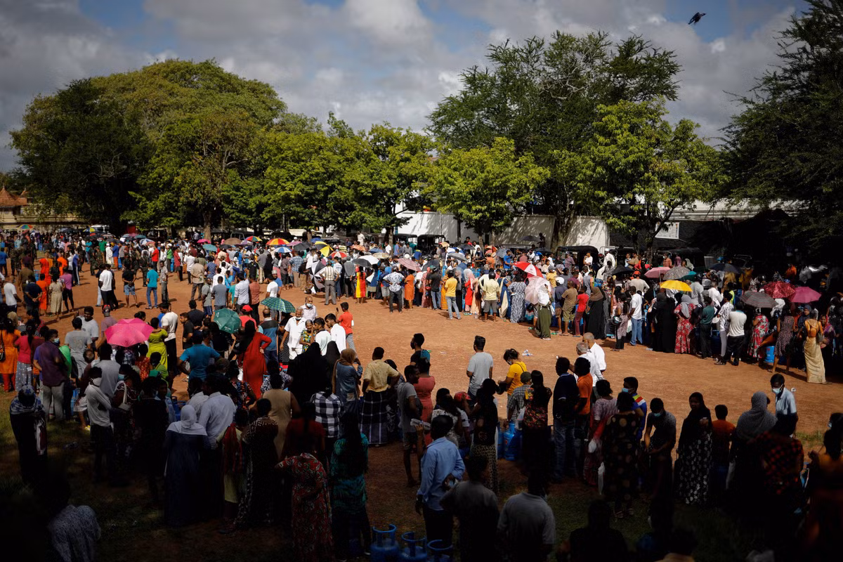 Hang nghin nguoi Sri Lanka xep hang dai mua xang, khi dot