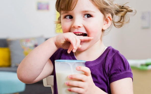 Trẻ dậy thì sớm liên quan đến việc uống nhiều sữa không? Tre day thi som lien quan den viec uong nhieu sua khong?