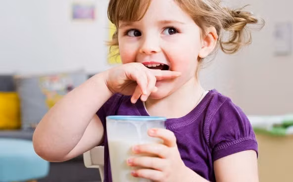 Tre day thi som lien quan den viec uong nhieu sua khong?