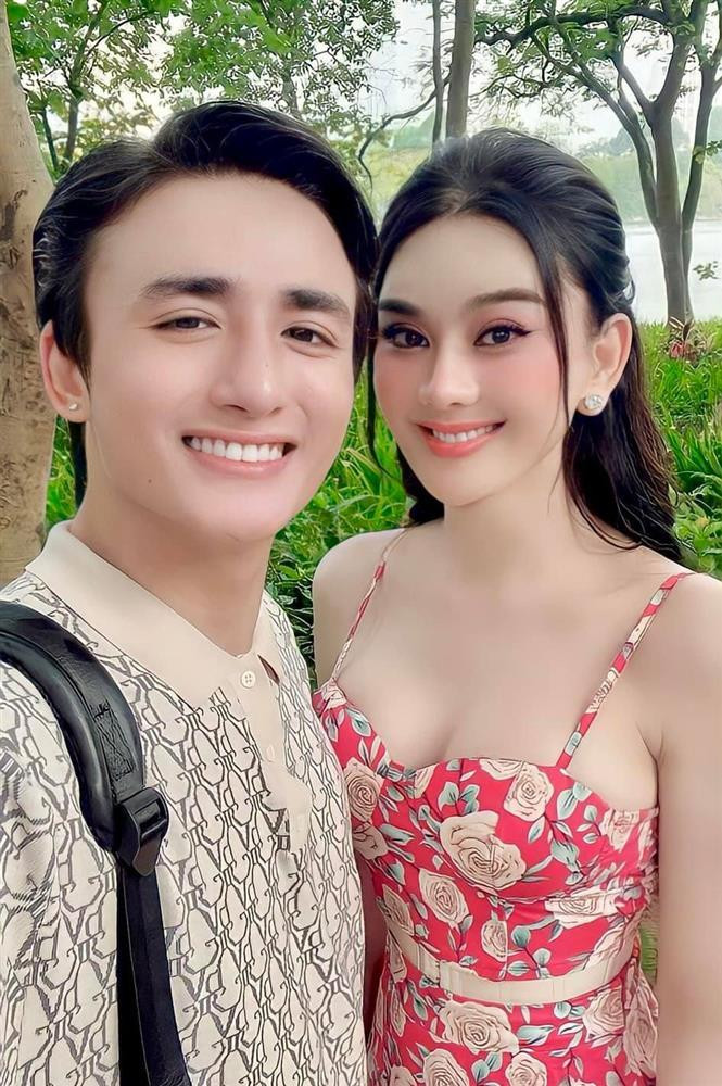 Lam Khanh Chi viet sai ten Ho Guom, sua status 3 lan moi dung