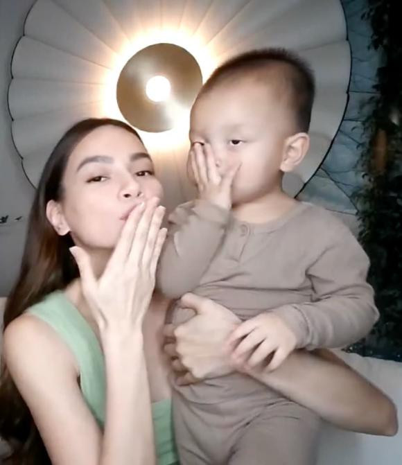 Ha Ho cho cap song sinh len song livestream: Lisa diu dang, Leon quay tung-Hinh-5