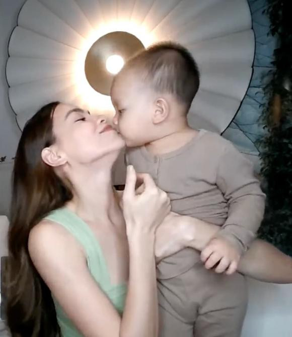 Ha Ho cho cap song sinh len song livestream: Lisa diu dang, Leon quay tung-Hinh-7