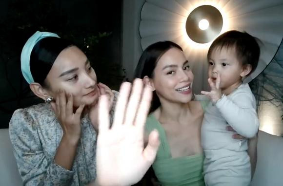 Ha Ho cho cap song sinh len song livestream: Lisa diu dang, Leon quay tung-Hinh-2