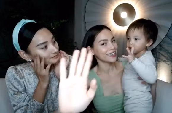 Ha Ho cho cap song sinh len song livestream: Lisa diu dang, Leon quay tung-Hinh-2