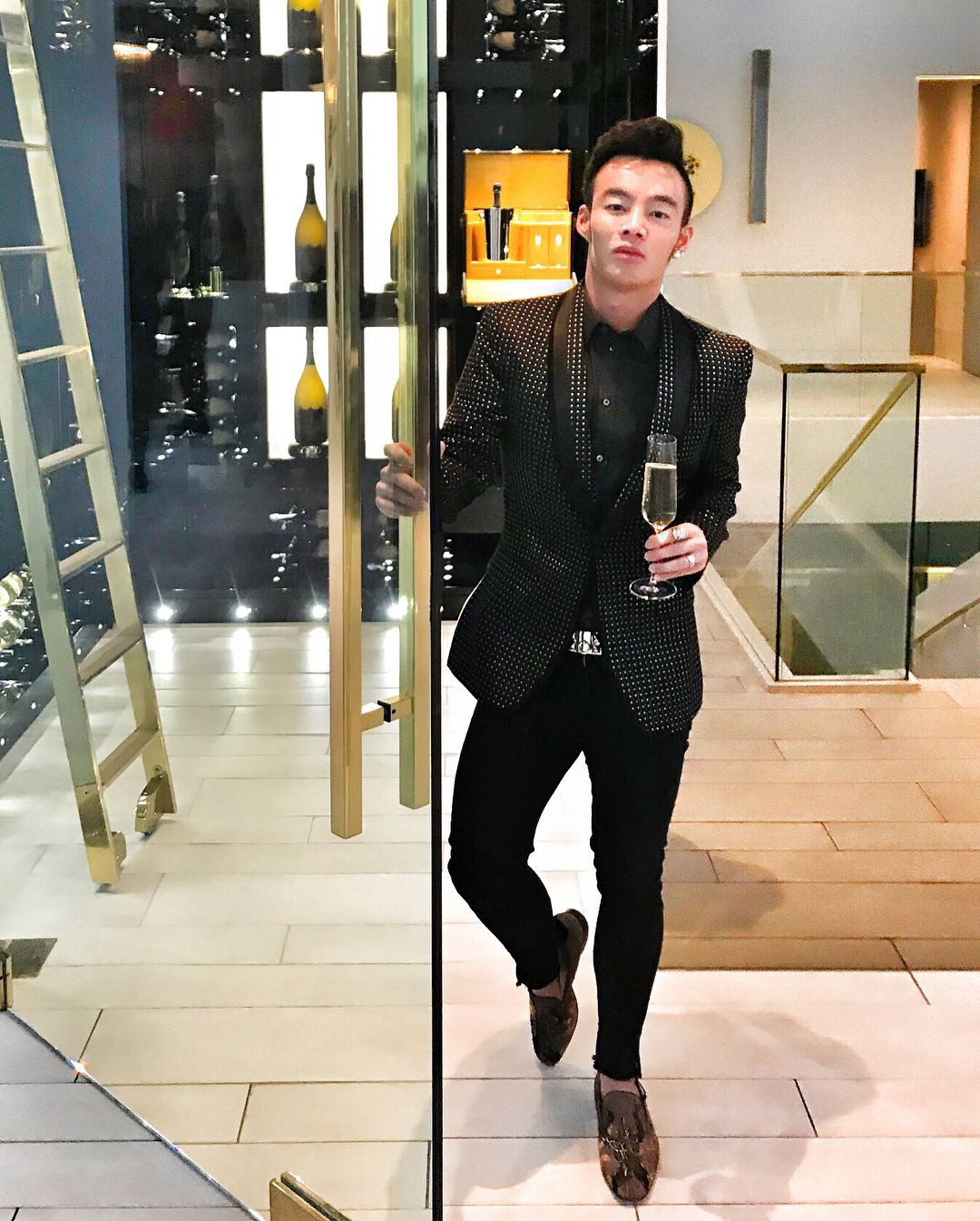 Kane Lim là con trai của một tỷ phú giàu có bậc nhất Singapore. Cuộc sống của Lim như "dát vàng" nhờ gia đình nắm giữ tài sản khổng lồ với nguồn thu từ dầu mỏ và các ngành công nghiệp khác. Vào năm 17 tuổi, Lim đã bắt đầu đầu tư vào cổ phiếu. Hai năm sau đó, anh kiếm được một triệu USD đầu tiên của mình. Kane cũng ghi được dấu ấn khi trở thành gương mặt đại diện cho Fenty - thương hiệu làm đẹp của Rihanna. Từ năm 2014, Lim đã thường xuyên xuất hiện trong danh sách những cậu ấm, cô chiêu trong "Hội con nhà giàu trên Instagram".