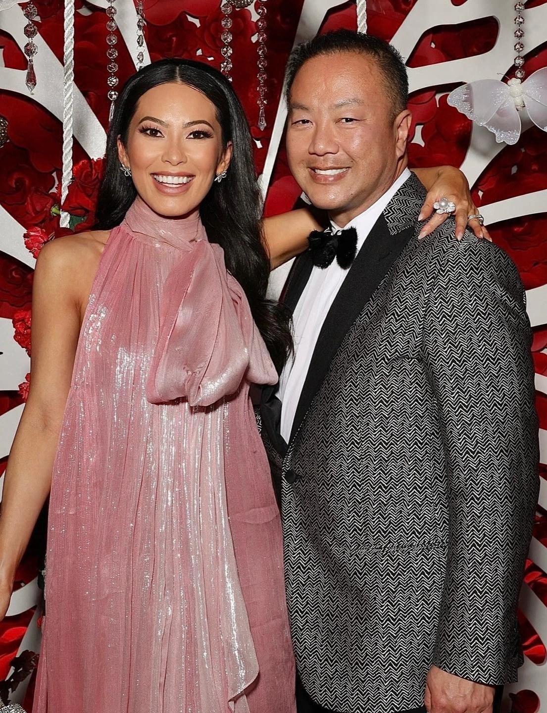 Ngoài được biết đến là thành viên của giới châu Á siêu giàu sống trên đất Mỹ, Christine Chiu còn thừa nhận gia đình cô thuộc hậu duệ hoàng tộc Trung Quốc. Gabriel Chiu, chồng của cô, là bác sĩ phẫu thuật thẩm mỹ có tiếng ở California. Họ cùng nhau đồng sáng lập công ty phẫu thuật thẩm mỹ Beverly Hills. Trong trailer phần 1 của Bling Empire, Christine khẳng định nếu nhà Tống còn tồn tại, Gabriel Chiu sẽ ngồi trên ngai vàng. Christine có mối quan hệ thân thiết với nhiều nhãn hàng thời trang và Thái tử Charles của Hoàng gia Anh.