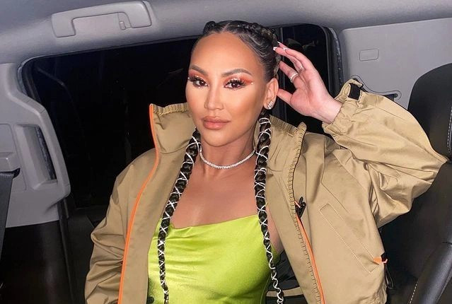 Dorothy Wang, ái nữ của Roger Wangm, cựu CEO Golden Eagle International Group, không còn là gương mặt xa lạ với người hâm mộ về độ giàu có và cuộc sống hào nhoáng. Cô từng góp mặt trong loạt phim truyền hình thực tế Rich Kids of Beverly Hills, Famously Single, Fetch Me a Date và đang tham gia Bling Empire 2. Dorothy cũng sở hữu một hãng trang sức và rượu champagne riêng.