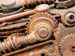  Máy móc hư hỏng. Theo chuyên gia phong thủy, các món đồ điện tử đại diện cho năng lượng, sức mạnh và quyền lực. Vì vậy, giữ may móc hư hỏng trong nhà sẽ khiến năng lượng trì trệ, ảnh hưởng không tốt đến vận trình của các thành viên trong nhà. Việc dọn dẹp những máy móc hư hỏng, không sử dụng đến còn giúp ngôi nhà sạch sẽ, gọn hàng hơn.