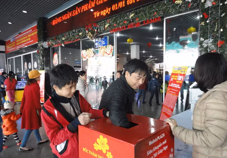 Khách hàng bốc thăm nhận quà may mắn.