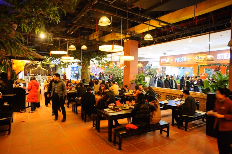 Lại có nhiều không gian quây quần bên nhau để cùng thưởng thức những món ăn có từ khắp nơi trên Thế giới. Lại có nhiều không gian quây quần bên nhau để cùng thưởng thức những món ăn có từ khắp nơi trên Thế giới.