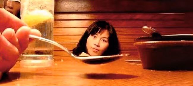 Nếu nhìn lướt qua, chắc hẳn bạn sẽ nghĩ khuôn mặt cô gái này đang nằm gọn trong chiếc thìa.