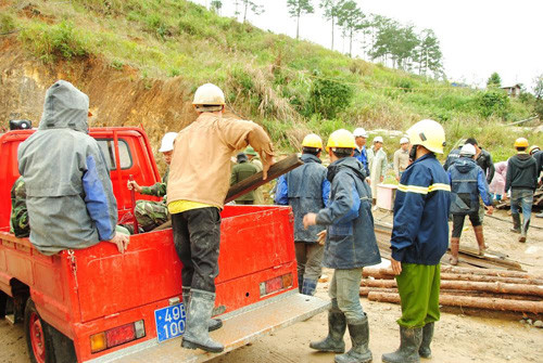 Lực lượng công binh Quân khu 7 đã có mặt tại hiện trường...