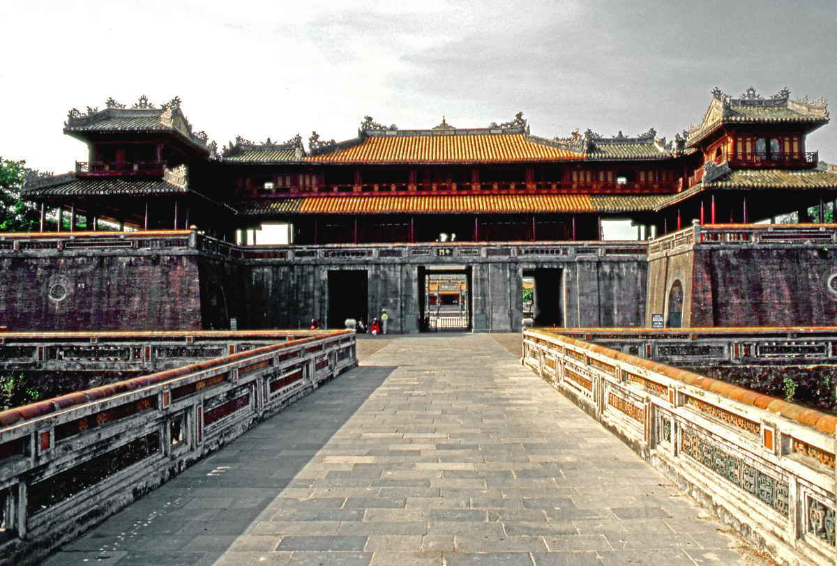 Ngọ Môn, cổng chính của Hoàng thành Huế, Cố đô Huế đầu thập niên 1990. Ảnh: Laurent KB/ Flickr.