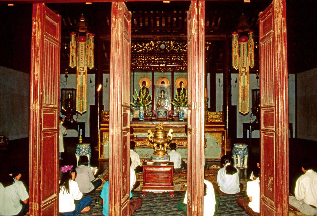 Trong chính điện chùa Thiên Mụ.