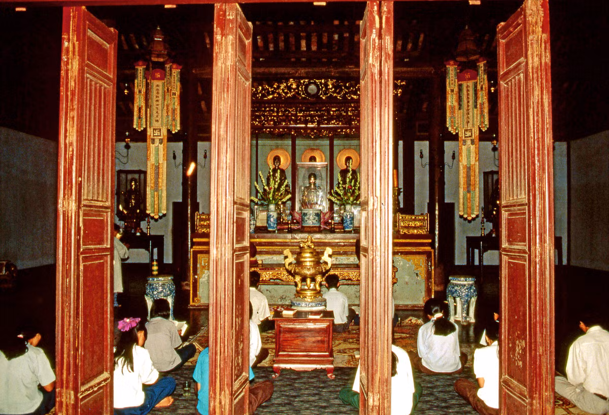 Trong chính điện chùa Thiên Mụ.