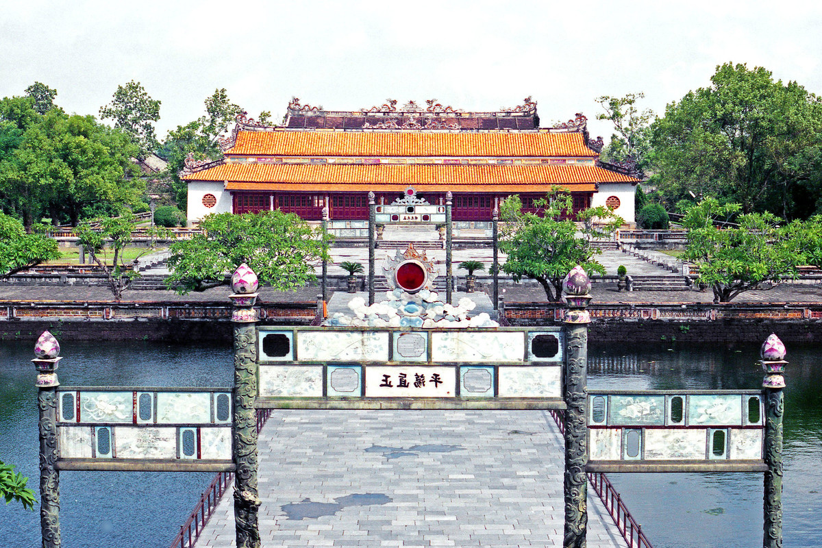 Cầu Trung Đạo và điện Thái Hòa nhìn từ Ngọ Môn.