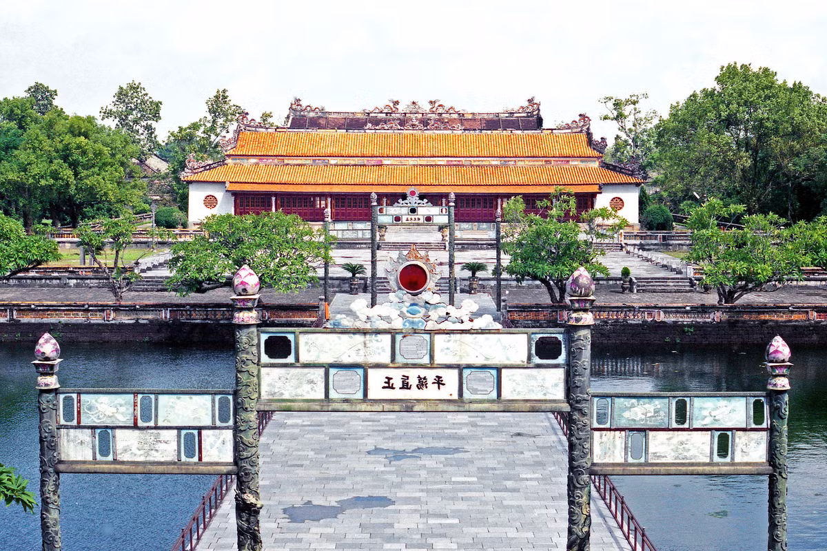 Cầu Trung Đạo và điện Thái Hòa nhìn từ Ngọ Môn.