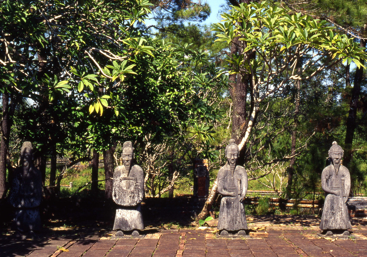 Tượng quan hầu ở sân lăng Tự Đức.