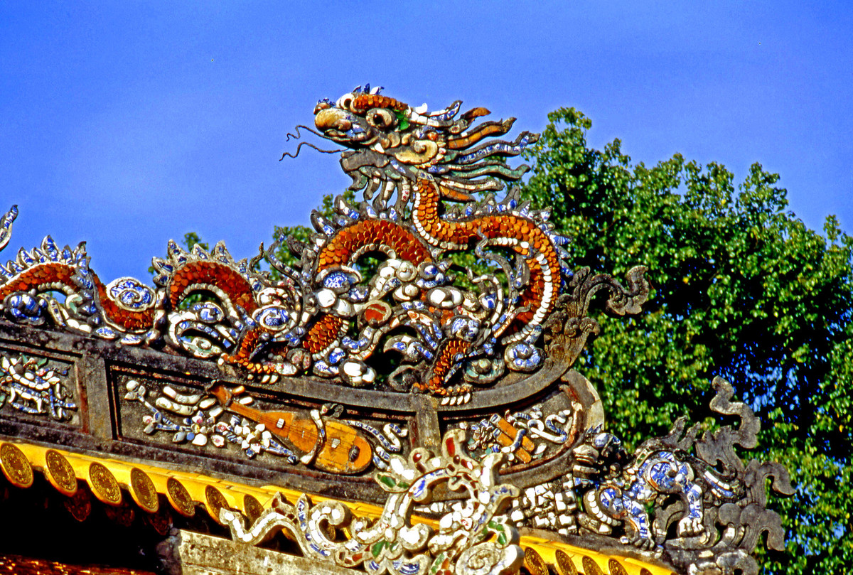 Hình tượng rồng trên mái điện Thái Hòa.