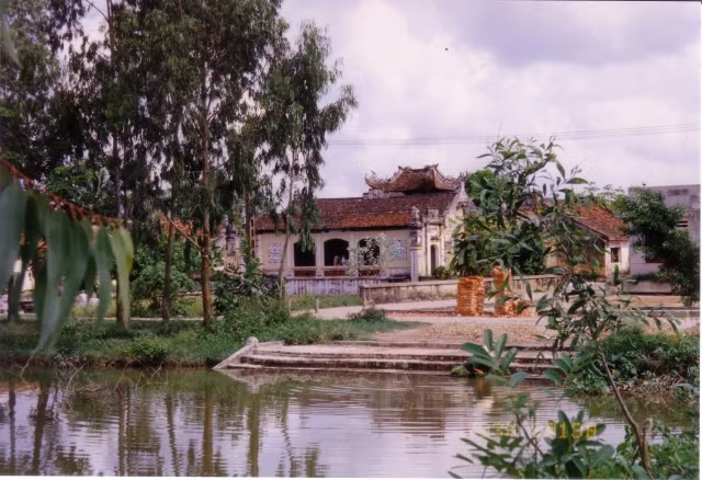 Bến nước của một ngôi làng ở vùng nông Việt Nam năm 1993. Ảnh: Travelservice Hebestreit/Flickr.