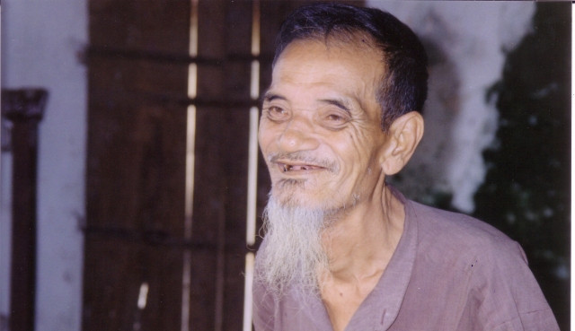 Cụ ông trong ngôi nhà của mình.