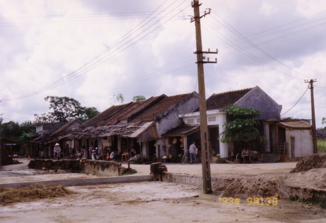 Những ngôi nhà ở đầu làng.