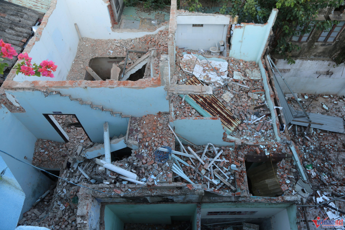 Công trình sẽ được thực hiện với 6 hạng mục tháo dỡ; cải tạo nhà lồng chính; xây mới nhà Ban quản lý; làm hệ thống điện; xây mới nhà hàng cá, nhà lồng phụ, cổng chào; hệ thống cấp thoát nước. Trong ảnh là khu vực dành cho các quầy buôn bán hải sản, Văn phòng Ban quản lý chợ Hàn đang được tháo dỡ.