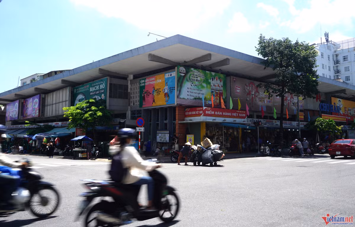 Chợ Hàn nằm ở trung tâm quận Hải Châu với 4 mặt tiền gồm các đường Bạch Đằng, Trần Phú, Nguyễn Thái Học và Hùng Vương, hiện có khoảng 800 tiểu thương kinh doanh buôn bán.