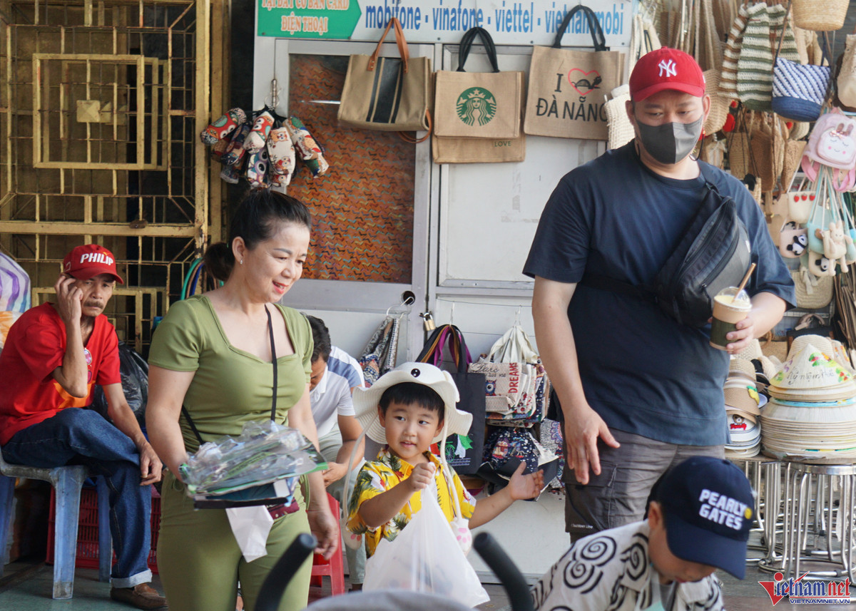 "Chợ này chuyên phục vụ khách quốc tế, nhưng giờ nhiều nơi đã xuống cấp rồi. Tiểu thương chúng tôi rất vui khi thành phố đầu tư số tiền lớn để nâng cấp, cải tạo lại chợ khang trang hơn", bà Trương Thị Thanh tiểu thương chợ Hàn chia sẻ.
