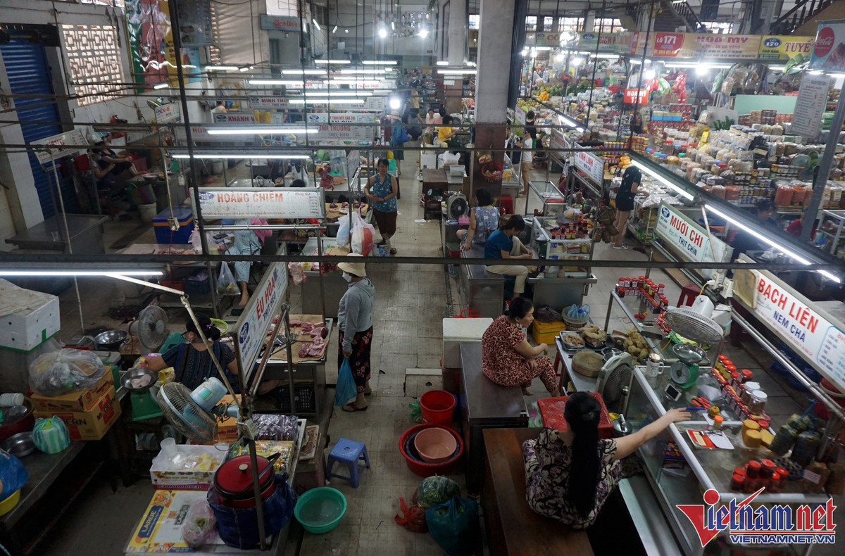 “Các đơn vị sẽ tiến hành thi công theo hình thức cuốn chiếu để tránh ảnh hưởng đến hoạt động kinh doanh của tiểu thương trong chợ”, Phó Giám đốc Sở Công Thương Nguyễn Văn Trừ chia sẻ.