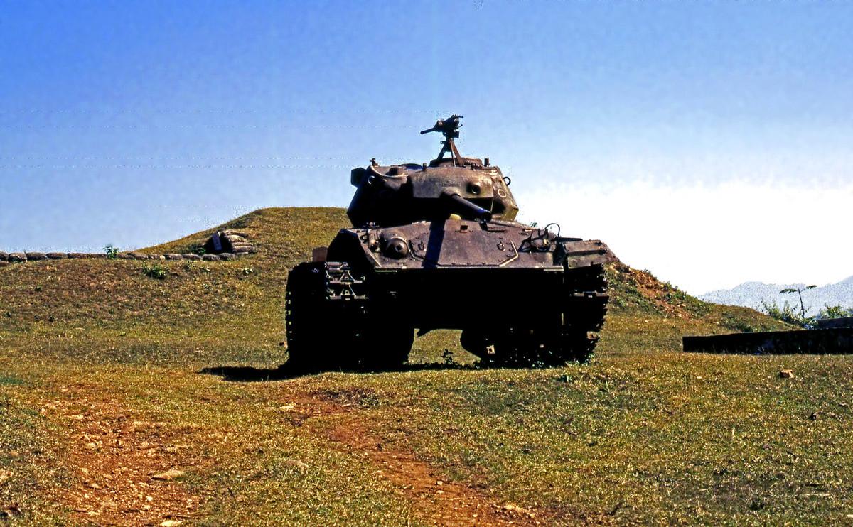 Xe tăng người Pháp bỏ lại trên đồi A1.
