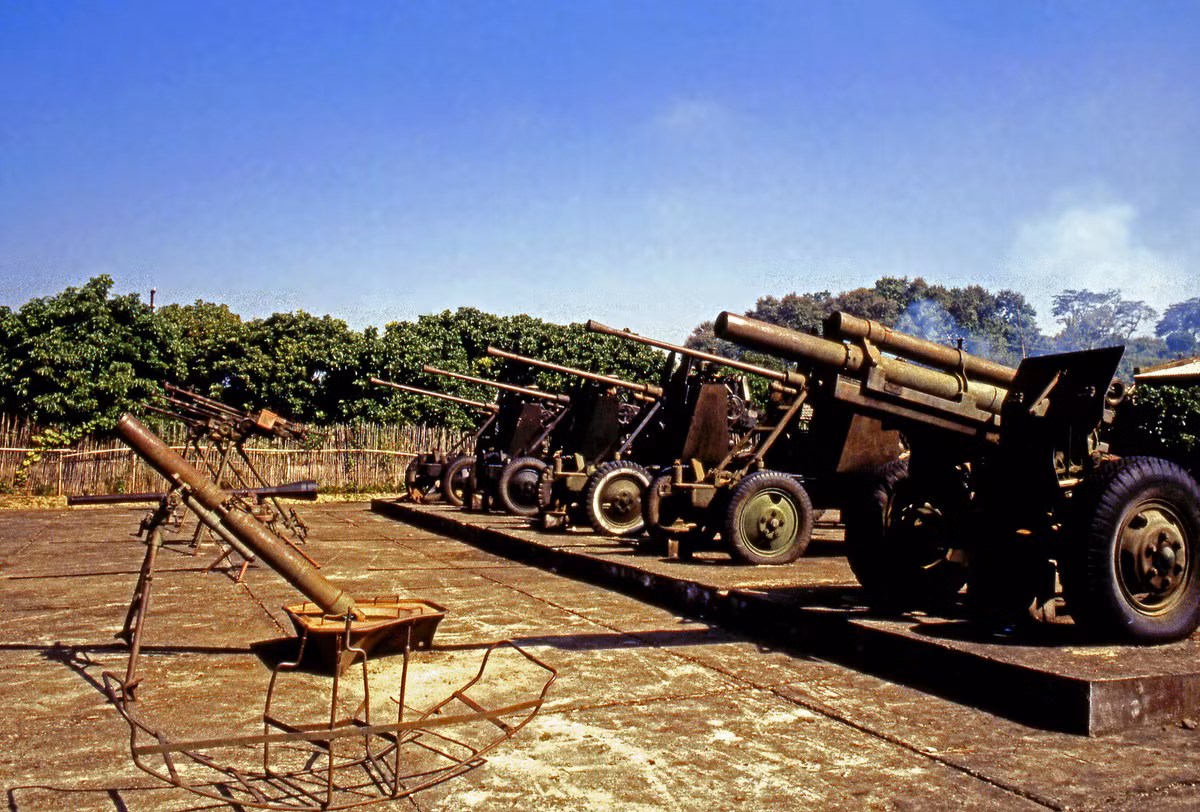 Các loại pháo, súng cối, súng phóng không... quân ta sử dụng trong chiến dịch Điện Biên Phủ được trưng bày ở Bảo tàng Điện Biên Phủ.