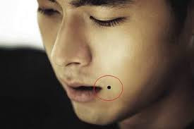 Vì vậy, nếu có nốt ruồi này rất đáng giá, đừng loại bỏ vì nó rất độc đáo và riêng biệt. 