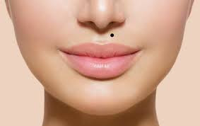  Nốt ruồi quanh môi. Những người sở hữu nốt ruồi quanh môi sẽ có hương sắc khác biệt, đặc biệt khi môi khẽ nhúc nhích, nốt ruồi sẽ trở nên uyển chuyển theo chuyển động, khiến con người trở nên gợi cảm và quyến rũ hơn.