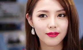  Nốt ruồi "nước mắt". Nốt ruồi "nước mắt" nằm ngay ở dưới mắt. Vẻ đẹp của nốt ruồi này đang được ưa chuộng. Nhiều người không có nên thường chấm một nốt ruồi giả để tô điểm cho gương mặt. 