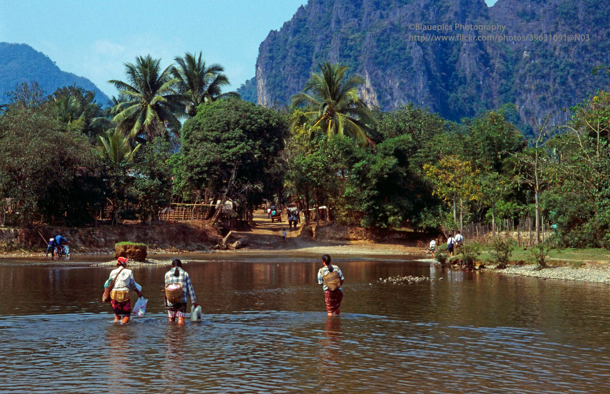 Người dân lội sông Nam Song để sang bờ bên kia.
