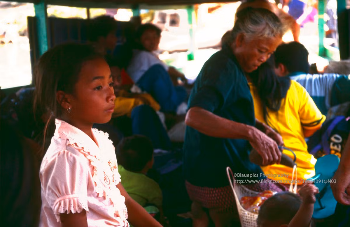 Các hành khách trên con thuyền đến Si Phan Don, quần đảo ven sông Mekong ở tỉnh Champasak.