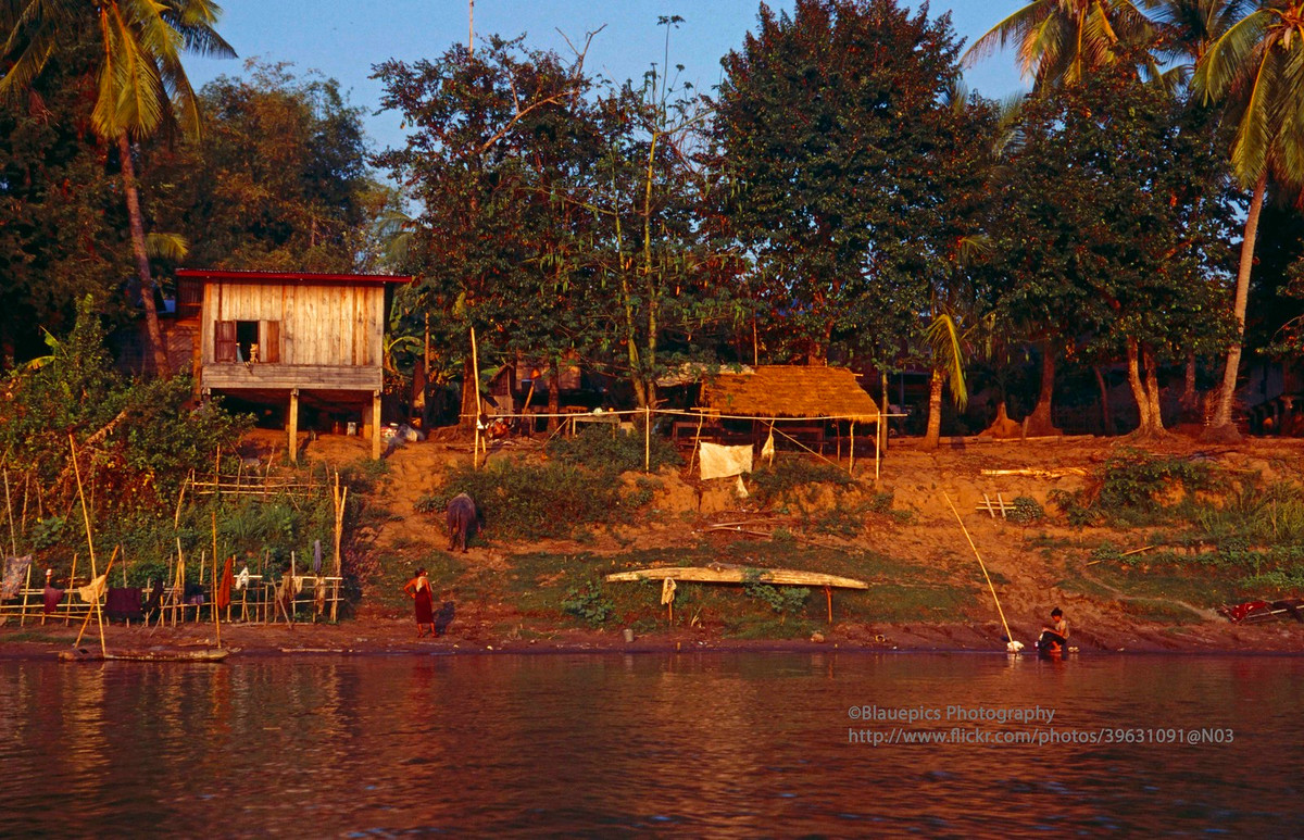 Khu dân cư bên bờ sông ở Si Phan Don.