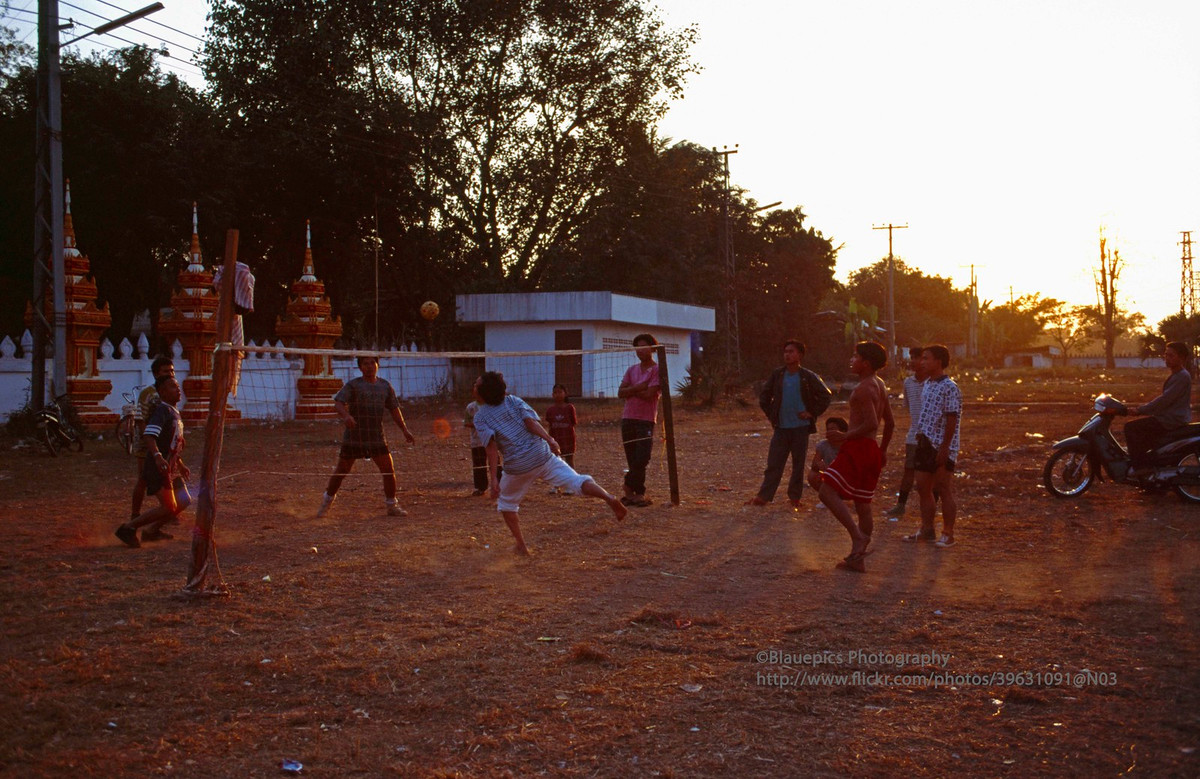 Các thanh niên chơi takraw (cầu mây) gần chùa That Luang, thành phố Vientiane, Lào năm 1998. Ảnh: Gunter Hartnagel/Flickr.