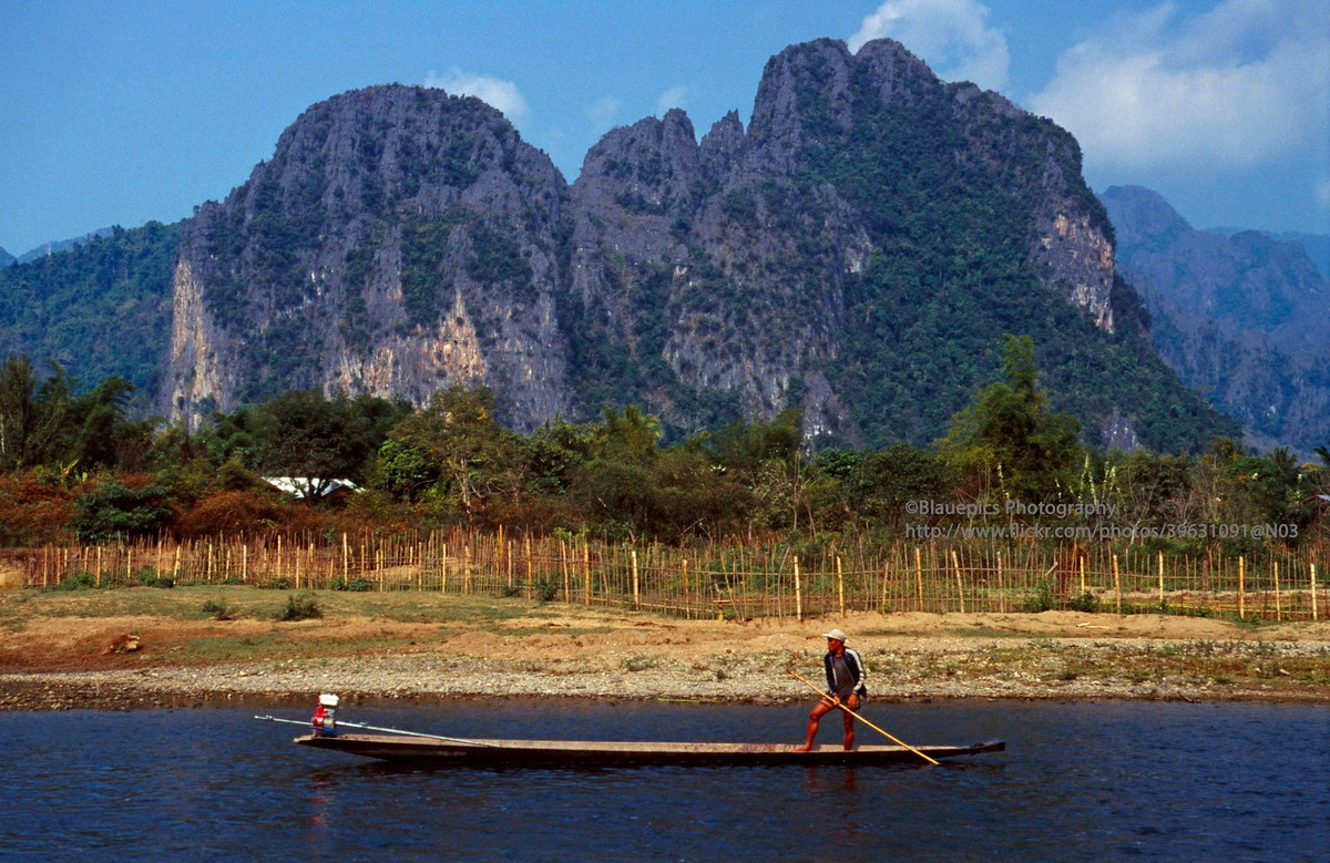 Người lái đò Vang Vieng.