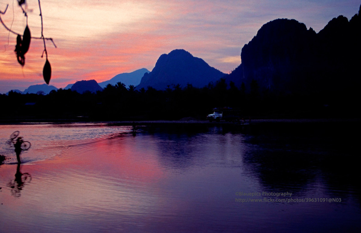 Hoàng hôn trên sông Nam Song, thị xã Vang Vieng.