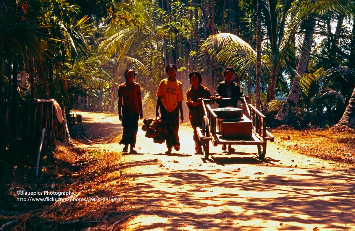 Những đứa trẻ trên một con đường ở đảo Don Khong.