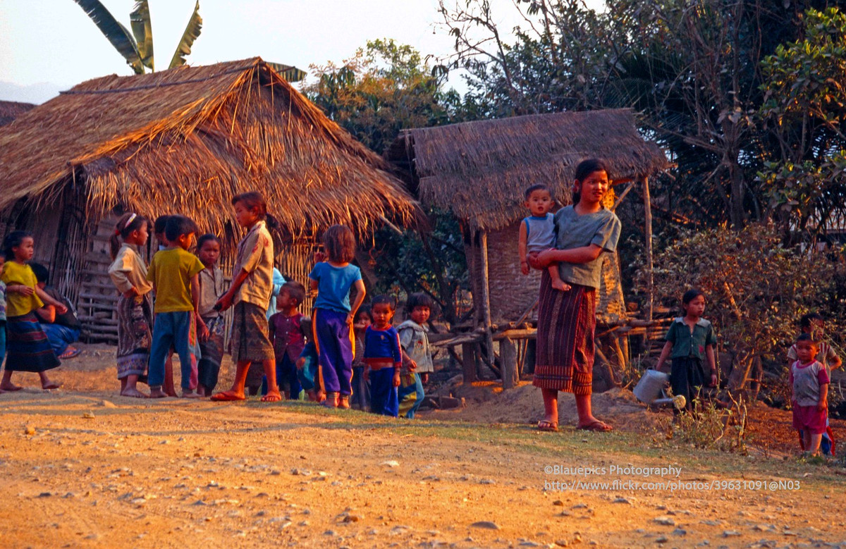 Trẻ em trong làng.