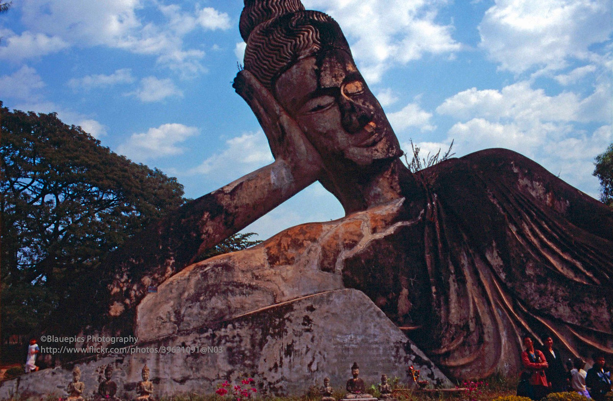 Bức tượng Phật nằm nổi tiếng ở vườn tượng Phật Xieng Khuan.