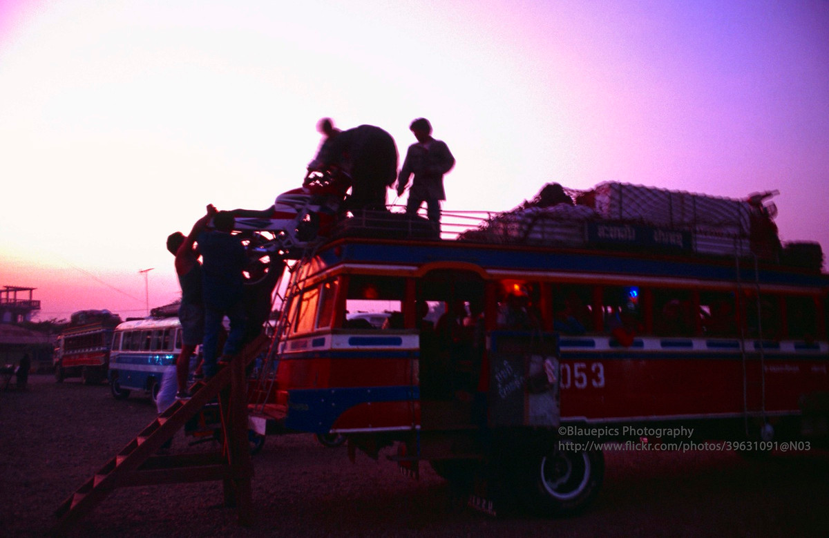 Bến xe Savannakhet, khoảng 5h sáng.