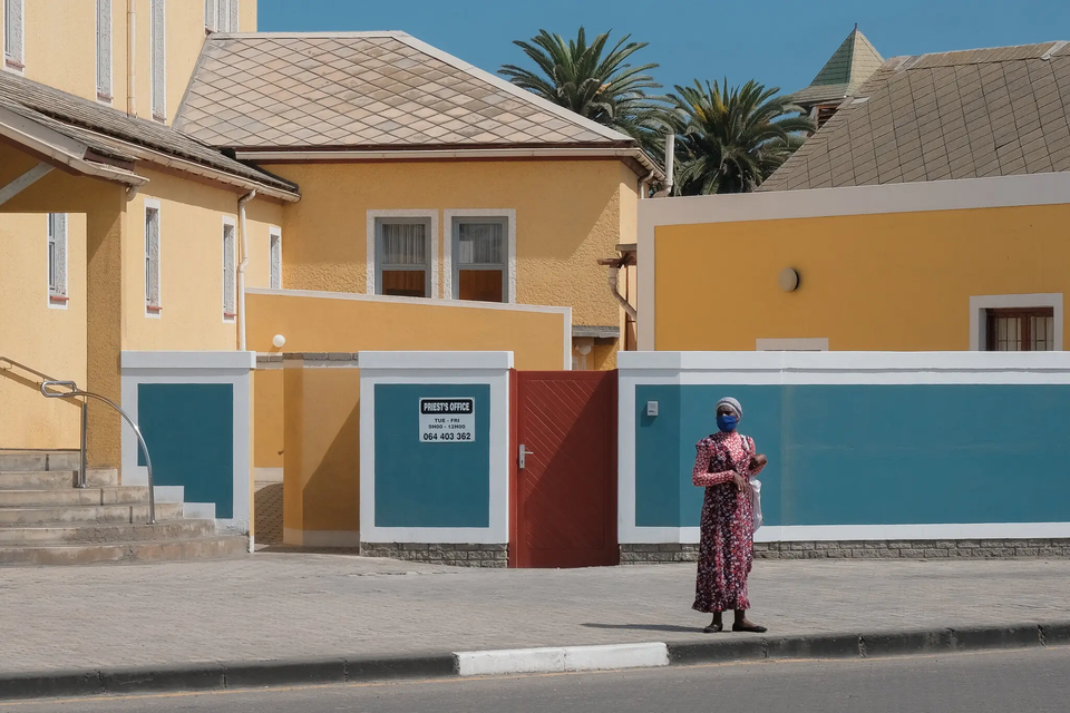 Thị trấn cảng Swakopmund được thành lập năm 1892 với tư cách là thuộc địa của Đế quốc Đức. Đến nay, ngôn ngữ và kiến trúc Đức vẫn còn ngự trị ở đây. 2.000 người của bộ lạc Herero từng bị giết tại trại tập trung do quân đội Đức điều hành, trong các cuộc chiến Herero vào đầu những năm 1900. Nhiều năm sau, thị trấn trở thành điểm đến du lịch của người dân Namibia, chủ yếu là người da trắng.