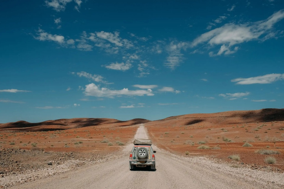 Namibia là một quốc gia ở phía Nam châu Phi. Bờ biển Skeleton hoang sơ bắt đầu từ biên giới phía bắc của Namibia với Angola, và kéo dài 482 km về phía nam đến thị trấn Swakopmund - nơi trước đây là thuộc địa của Đức, từng có các tiệm bánh và quán bia sân vườn nằm đầy các con phố.