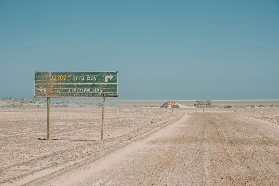 Trong chuyến hành trình đi đến bờ biển Skeleton ở Namibia, cây bút Genna Martin của New York Times kể lại họ đã lái xe suốt 4 tiếng đồng hồ nhưng chưa từng thấy một sinh vật nào khác. Không có người. Không có ôtô. Chỉ có sự lạ kỳ, hư vô trải dài về phía nam đến tận chân trời.