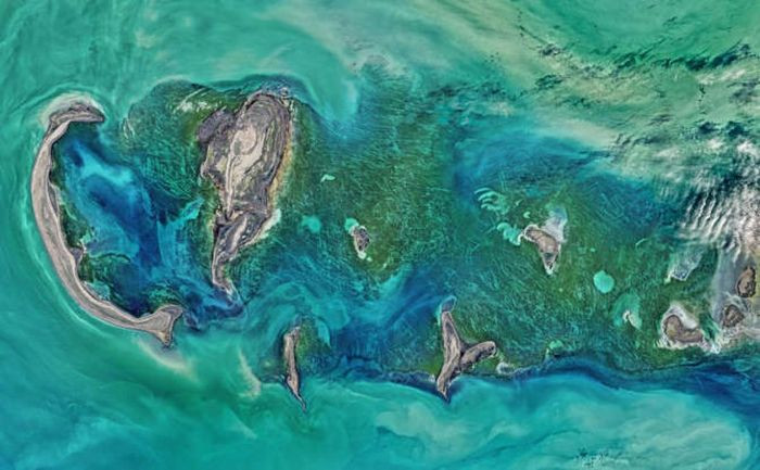 Được chụp vào 16/4/2016 bởi vệ tinh Landsat 8 của NASA, hình ảnh này cho thấy toàn cảnh Biển Caspia quanh Quần đảo Tyuleniy.